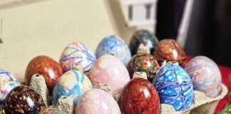 Πολύχρωμα Πασχαλινά Αυγά με αφηρημένα σχέδια από κλωστές φλός, τοποθετημένα σε παραδοσιακό καλάθι