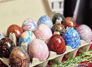 Πολύχρωμα Πασχαλινά Αυγά με αφηρημένα σχέδια από κλωστές φλός, τοποθετημένα σε παραδοσιακό καλάθι