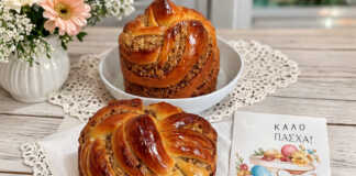 Δύο περίτεχνα πλεγμένα γεμιστά πασχαλινά τσουρέκια με σιρόπι, με χρυσαφένια κρούστα και ορατή τη γέμιση καρυδιού