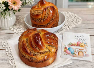 Δύο περίτεχνα πλεγμένα γεμιστά πασχαλινά τσουρέκια με σιρόπι, με χρυσαφένια κρούστα και ορατή τη γέμιση καρυδιού