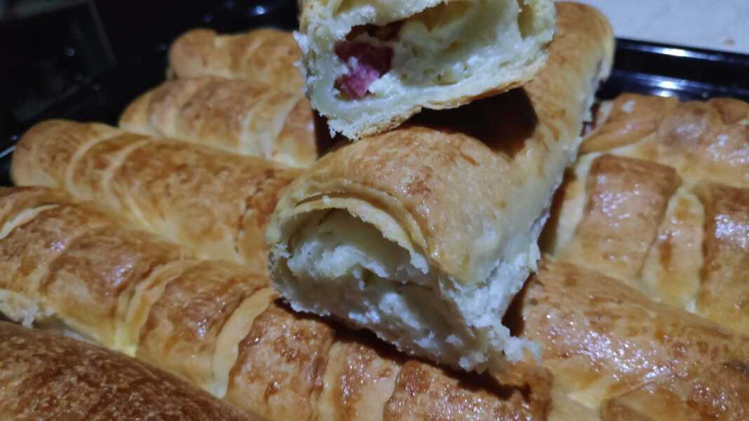 Χρυσαφένια αφράτα ψωμάκια με σχισμές στη ζύμη γεμισμένα με καπνιστό σαλάμι και τυρί γκούντα