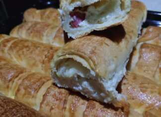 Χρυσαφένια αφράτα ψωμάκια με σχισμές στη ζύμη γεμισμένα με καπνιστό σαλάμι και τυρί γκούντα