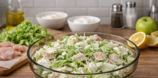 Πολύχρωμη σαλάτα με φιλέτο κοτόπουλο, φέτες αβοκάντο, αυγό και δροσερό ντρέσινγκ γιαουρτιού