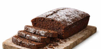 Νηστίσιμο σοκολατένιο κέικ με κακάο: Η αφράτη συνταγή χωρίς αυγά και γάλα Λαχταριστό νηστίσιμο σοκολατένιο κέικ πασπαλισμένο με άχνη ζάχαρη σε πιατέλα