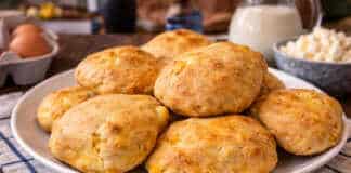 ροδοκοκκινισμένα, αφράτα τυροπιτάκια που μοιάζουν με μικρά ψωμάκια, τοποθετημένα πάνω σε πιατελα