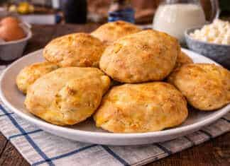 ροδοκοκκινισμένα, αφράτα τυροπιτάκια που μοιάζουν με μικρά ψωμάκια, τοποθετημένα πάνω σε πιατελα