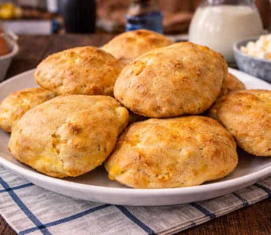 ροδοκοκκινισμένα, αφράτα τυροπιτάκια που μοιάζουν με μικρά ψωμάκια, τοποθετημένα πάνω σε πιατελα