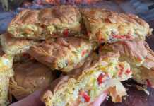 ροδοκοκκινισμένη πιπερόπιτα, με τραγανό σπιτικό φύλλο και πλούσια γέμιση από πολύχρωμες πιπεριές και λιωμένα τυριά