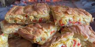 Πιπερόπιτα παραδοσιακή με σπιτικό φύλλο ροδοκοκκινισμένη πιπερόπιτα, με τραγανό σπιτικό φύλλο και πλούσια γέμιση από πολύχρωμες πιπεριές και λιωμένα τυριά