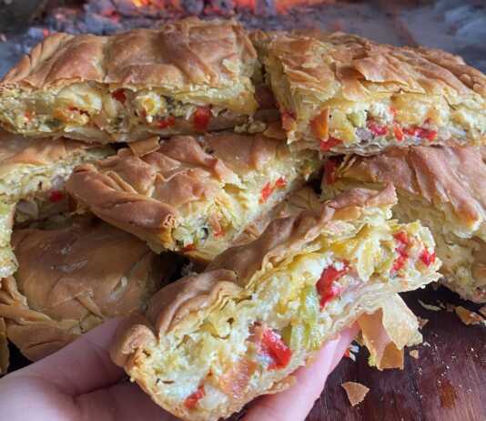 Πιπερόπιτα παραδοσιακή με σπιτικό φύλλο ροδοκοκκινισμένη πιπερόπιτα, με τραγανό σπιτικό φύλλο και πλούσια γέμιση από πολύχρωμες πιπεριές και λιωμένα τυριά