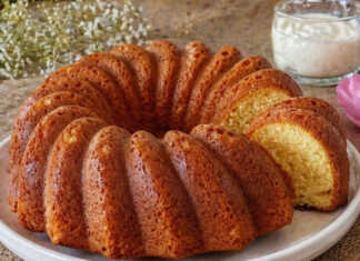 Χρυσαφένιο, καλοψημένο αφράτο κέικ βανίλιας (Sadə keks) μέσα σε πιατελα