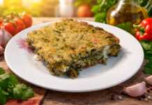 Κομμάτι χρυσαφένια και αφράτη χορτόπιτα χωρίς φύλλο μέσα σε μεγάλο ταψί, με ορατά κομμάτια φέτας και φρέσκου μάραθου στην επιφάνεια.