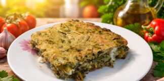 Κομμάτι χρυσαφένια και αφράτη χορτόπιτα χωρίς φύλλο μέσα σε μεγάλο ταψί, με ορατά κομμάτια φέτας και φρέσκου μάραθου στην επιφάνεια.