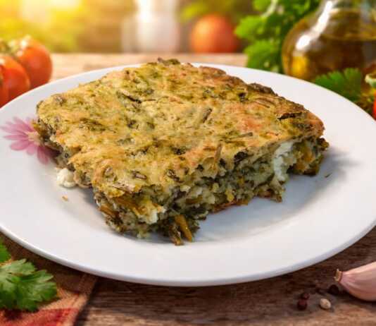 Κομμάτι χρυσαφένια και αφράτη χορτόπιτα χωρίς φύλλο μέσα σε μεγάλο ταψί, με ορατά κομμάτια φέτας και φρέσκου μάραθου στην επιφάνεια.