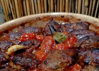 Ταψάκι με ροδοκοκκινισμένα κεφτεδάκια, φρέσκα ψημένα ντοματίνια και πλούσια κόκκινη σάλτσα.