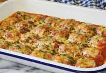 Ζουμερά ιταλικά κεφτεδάκια μέσα σε πλούσια σάλτσα ντομάτας, καλυμμένα με λιωμένη μοτσαρέλα και παρμεζάνα, σε ένα πυρίμαχο σκεύος.