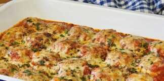 Ζουμερά ιταλικά κεφτεδάκια μέσα σε πλούσια σάλτσα ντομάτας, καλυμμένα με λιωμένη μοτσαρέλα και παρμεζάνα, σε ένα πυρίμαχο σκεύος.