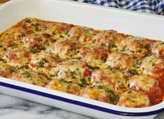 Ζουμερά ιταλικά κεφτεδάκια μέσα σε πλούσια σάλτσα ντομάτας, καλυμμένα με λιωμένη μοτσαρέλα και παρμεζάνα, σε ένα πυρίμαχο σκεύος.