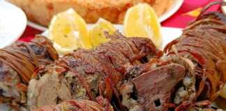 Κοκορέτσι γρήγορο και πεντανόστιμο: Το μυστικό για ζουμερό αποτέλεσμα Παραδοσιακό κοκορέτσι στη σούβλα, τυλιγμένο σφιχτά με έντερα και σκέπη, να ροδίζει πάνω από τα κάρβουνα αλειμμένο με λαδολέμονο.