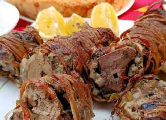 Παραδοσιακό κοκορέτσι στη σούβλα, τυλιγμένο σφιχτά με έντερα και σκέπη, να ροδίζει πάνω από τα κάρβουνα αλειμμένο με λαδολέμονο.