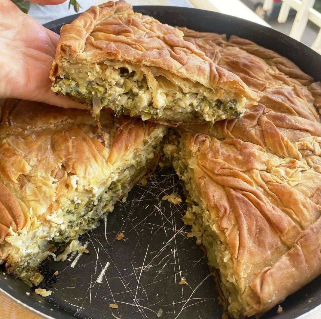 Μια ροδοκόκκινη κολοκυθόπιτα σε ταψί No 38, με τραγανό χειροποίητο φύλλο και πλούσια γέμιση από κολοκύθι και τυριά.