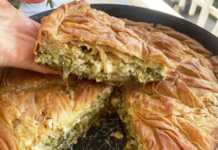 Μια ροδοκόκκινη κολοκυθόπιτα σε ταψί No 38, με τραγανό χειροποίητο φύλλο και πλούσια γέμιση από κολοκύθι και τυριά.