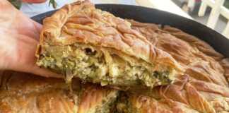 Μια ροδοκόκκινη κολοκυθόπιτα σε ταψί No 38, με τραγανό χειροποίητο φύλλο και πλούσια γέμιση από κολοκύθι και τυριά.