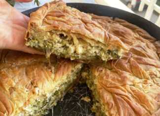 Μια ροδοκόκκινη κολοκυθόπιτα σε ταψί No 38, με τραγανό χειροποίητο φύλλο και πλούσια γέμιση από κολοκύθι και τυριά.