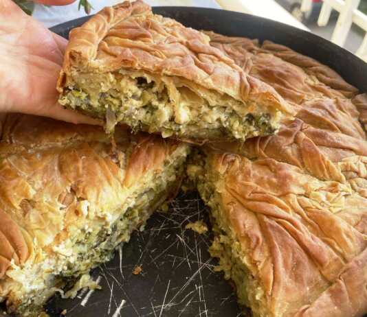 Μια ροδοκόκκινη κολοκυθόπιτα σε ταψί No 38, με τραγανό χειροποίητο φύλλο και πλούσια γέμιση από κολοκύθι και τυριά.