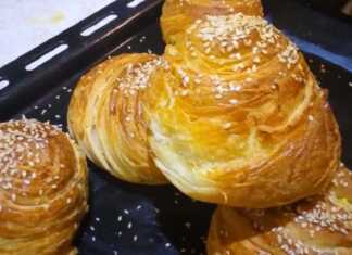 Μια πιατέλα με χρυσαφένια, στρογγυλά κρεατοπιτάκια, με ορατές τις λεπτές στρώσεις της ζύμης που θυμίζουν σφολιάτα, πασπαλισμένα με σουσάμι.