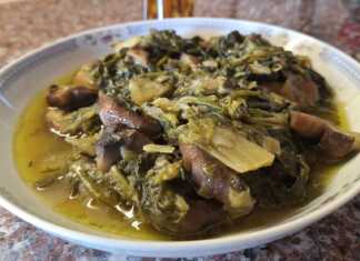 Ενα πιάτο με ζουμερά μανιτάρια φρικασέ, πράσινα λαχανικά και πλούσια λεμονάτη σάλτσα.