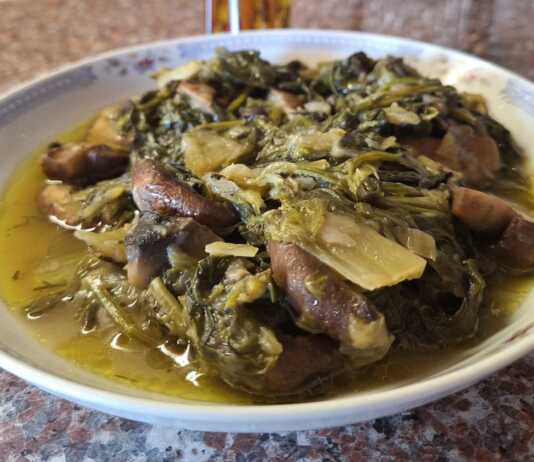 Ενα πιάτο με ζουμερά μανιτάρια φρικασέ, πράσινα λαχανικά και πλούσια λεμονάτη σάλτσα.