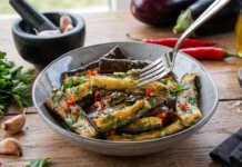 Ψημένες μπάρες μελιτζάνας μαριναρισμένες με φρέσκο βασιλικό, μαϊντανό και καυτερή πιπεριά μέσα σε γυάλινο μπολ.