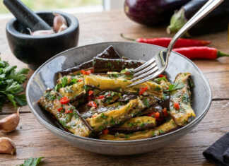 Ψημένες μπάρες μελιτζάνας μαριναρισμένες με φρέσκο βασιλικό, μαϊντανό και καυτερή πιπεριά μέσα σε γυάλινο μπολ.