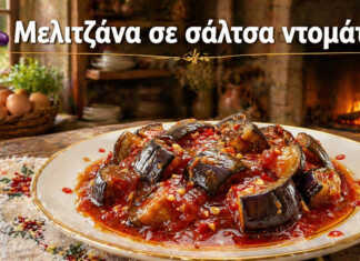 Γυάλινα αποστειρωμένα βάζα γεμάτα με ζουμερές μελιτζάνες σε πλούσια, σκορδάτη κόκκινη σάλτσα ντομάτας.