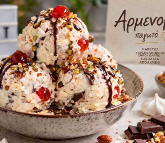 Μια πλούσια μερίδα παγωτό Αρμενοβίλ σε μπολ, γεμάτη με σπασμένες λευκές μαρέγκες, τραγανά καραμελωμένα αμύγδαλα και ρευστές γραμμές σοκολάτας.