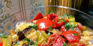 Παραδοσιακό τουρλού στο φούρνο: Η απόλυτη συνταγή για μελωμένα λαχανικά με πλούσια σάλτσα Ταψί με πολύχρωμο τουρλού λαχανικών (μελιτζάνες, πιπεριές, κολοκυθάκια) καλοψημένο στο φούρνο, γαρνιρισμένο με φρέσκο μαϊντανό