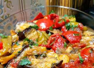 Ταψί με πολύχρωμο τουρλού λαχανικών (μελιτζάνες, πιπεριές, κολοκυθάκια) καλοψημένο στο φούρνο, γαρνιρισμένο με φρέσκο μαϊντανό