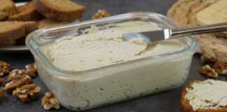 Ένα μπολ με βελούδινο σπιτικό πατέ κοτόπουλου, γαρνιρισμένο με φρέσκα μυρωδικά, δίπλα σε φρυγανισμένες φέτες ψωμιού.