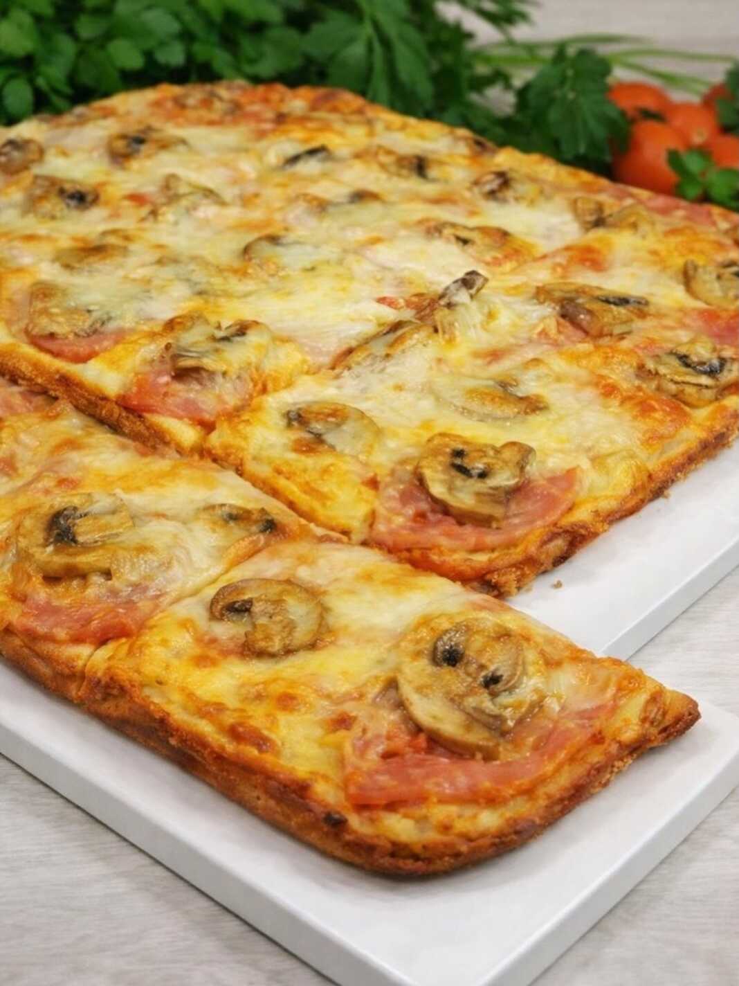 Ζουμερή και αφράτη πίτσα με λιωμένο τυρί και αλλαντικά, φτιαγμένη με υγρό χυλό κεφίρ μέσα στο ταψί.