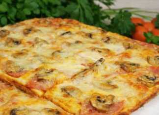 Ζουμερή και αφράτη πίτσα με λιωμένο τυρί και αλλαντικά, φτιαγμένη με υγρό χυλό κεφίρ μέσα στο ταψί.