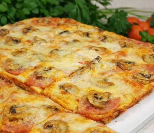 Ζουμερή και αφράτη πίτσα με λιωμένο τυρί και αλλαντικά, φτιαγμένη με υγρό χυλό κεφίρ μέσα στο ταψί.