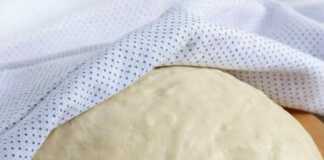 Ζύμη πίτας που ξεκουράζεται πριν το ψήσιμο — δεύτερο φούσκωμα για τέλειο αποτέλεσμα