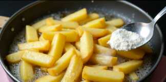 Χρυσαφένιες τραγανές τηγανητές πατάτες με μυρωδικά και συνοδευτική σάλτσα ντομάτας στο πλάι.