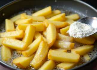 Χρυσαφένιες τραγανές τηγανητές πατάτες με μυρωδικά και συνοδευτική σάλτσα ντομάτας στο πλάι.