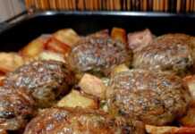 Ροδοκοκκινισμένοι τζιγεροσαρμάδες τυλιγμένοι σε μπόλια, τοποθετημένοι πάνω σε στρώση από προτηγανισμένες πατάτες μέσα στο ταψί.