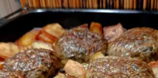 Τζιγεροσαρμάδες Θρακιώτικοι: Η αυθεντική παραδοσιακή συνταγή Ροδοκοκκινισμένοι τζιγεροσαρμάδες τυλιγμένοι σε μπόλια, τοποθετημένοι πάνω σε στρώση από προτηγανισμένες πατάτες μέσα στο ταψί.