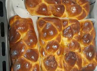 Πέντε καλοσχηματισμένα, γυαλιστερά τσουρέκια πάνω σε αντικολλητικό χαρτί, με έντονο άρωμα μαστίχας και μαχλεπιού