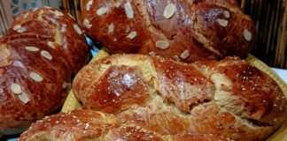 Αφράτα πασχαλινά τσουρέκια: Η αυθεντική συνταγή με προζύμι και μυστικά για τέλειο φούσκωμα Φρεσκοψημένα, γυαλιστερά τσουρέκια με αμύγδαλο και σουσάμι, με χρυσαφένια κρούστα και ελαστική υφή που κάνει ίνες.