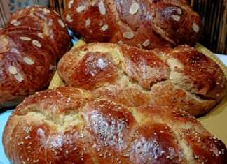 Φρεσκοψημένα, γυαλιστερά τσουρέκια με αμύγδαλο και σουσάμι, με χρυσαφένια κρούστα και ελαστική υφή που κάνει ίνες.